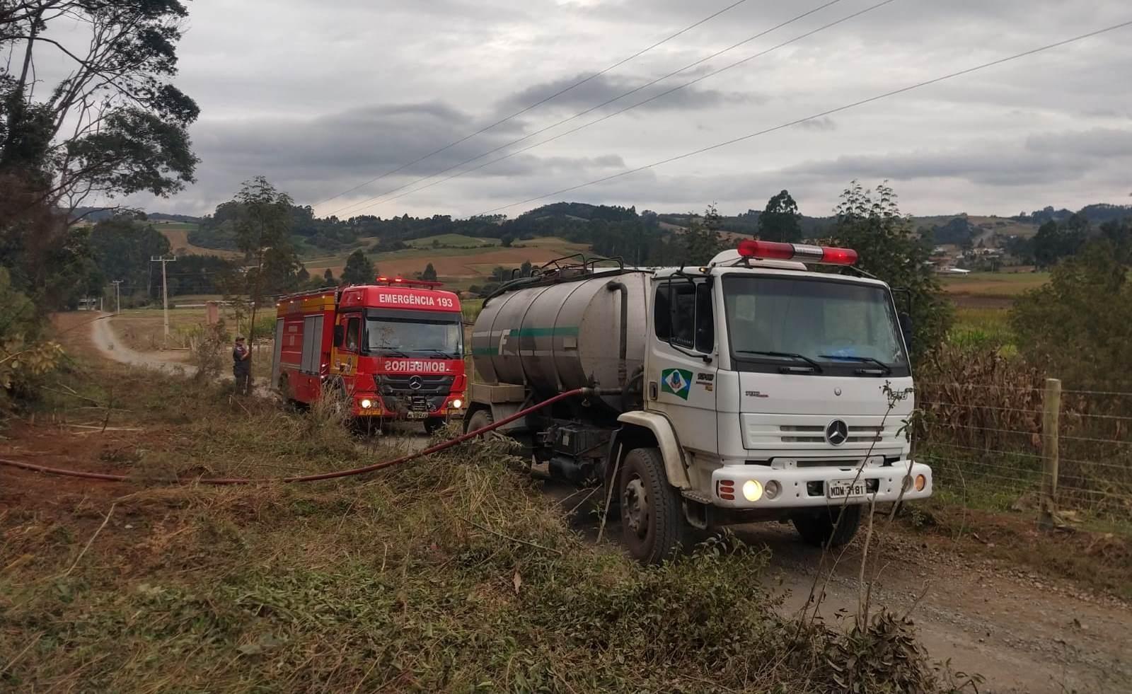 Bombeiros combatem incêndio em vegetação nativa, em Imbuia
