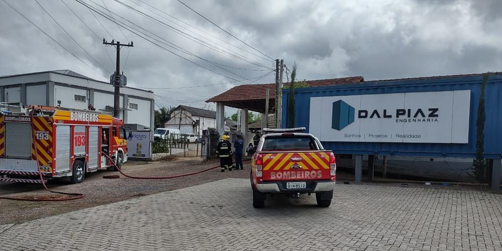 Bombeiros controlam incêndio em indústria do Alto Vale