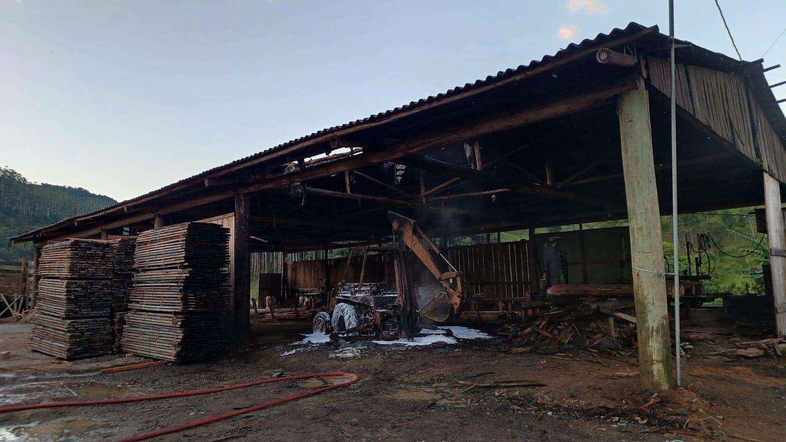 Bombeiros controlam incêndio em madeireira e evitam propagação das chamas em Salete