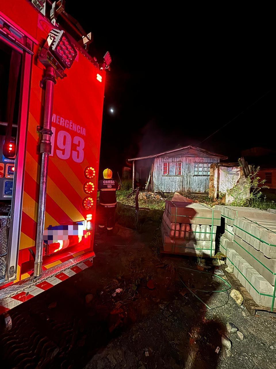 Bombeiros controlam incêndio em residência em Bom Retiro e conduzem proprietário ao hospital