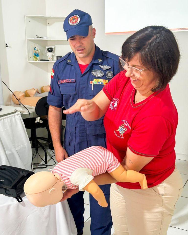 Bombeiros de Ituporanga ensinam noções de primeiros socorros para colaboradores de escola infantil