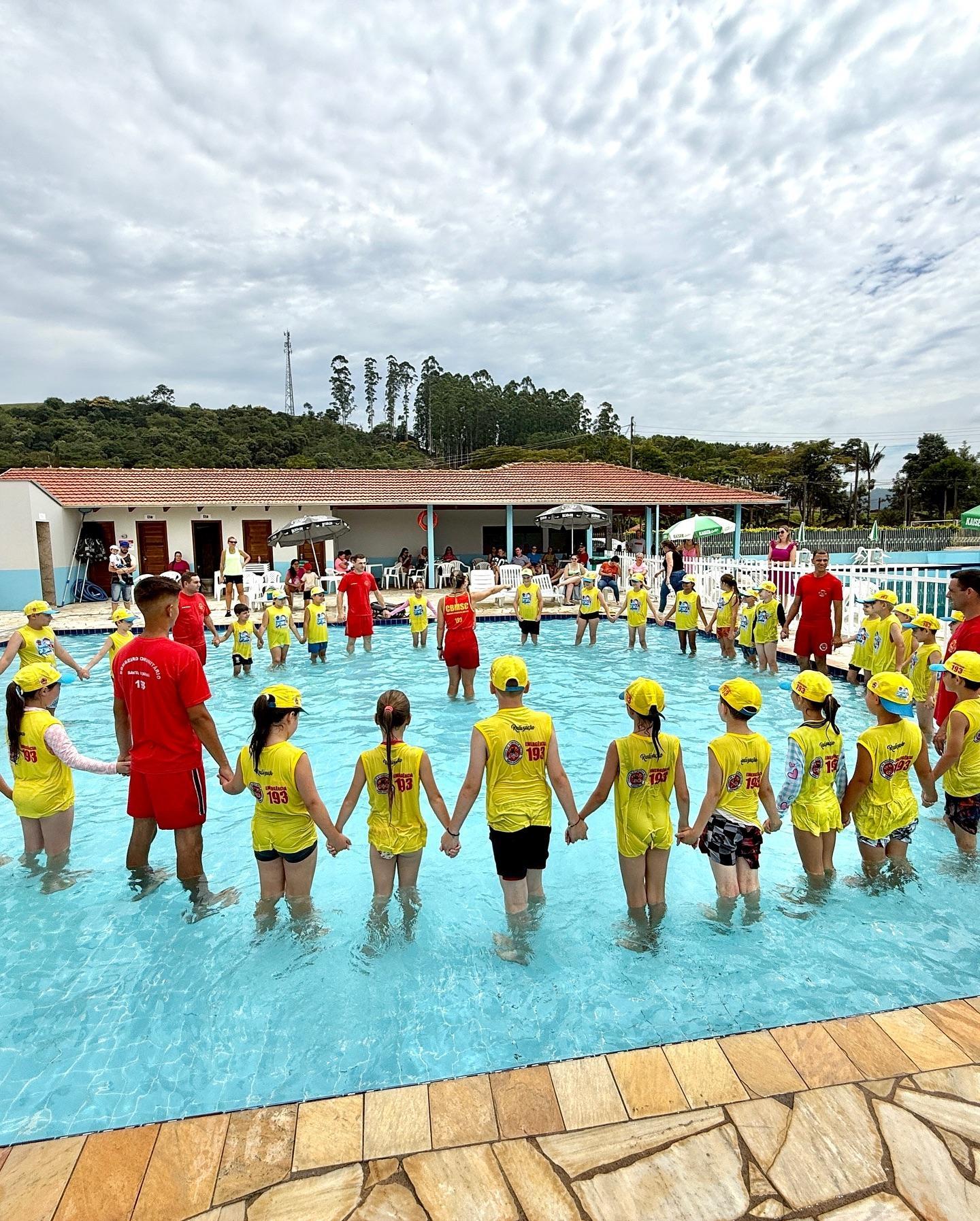 Bombeiros de Ituporanga realizam Programa Golfinho para crianças da região