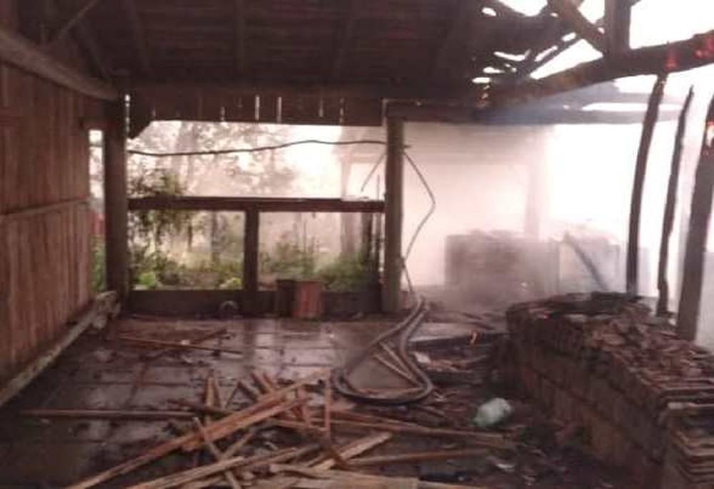 Bombeiros encontram corpo de homem ao apagar incêndio em galpão em Rio do Oeste