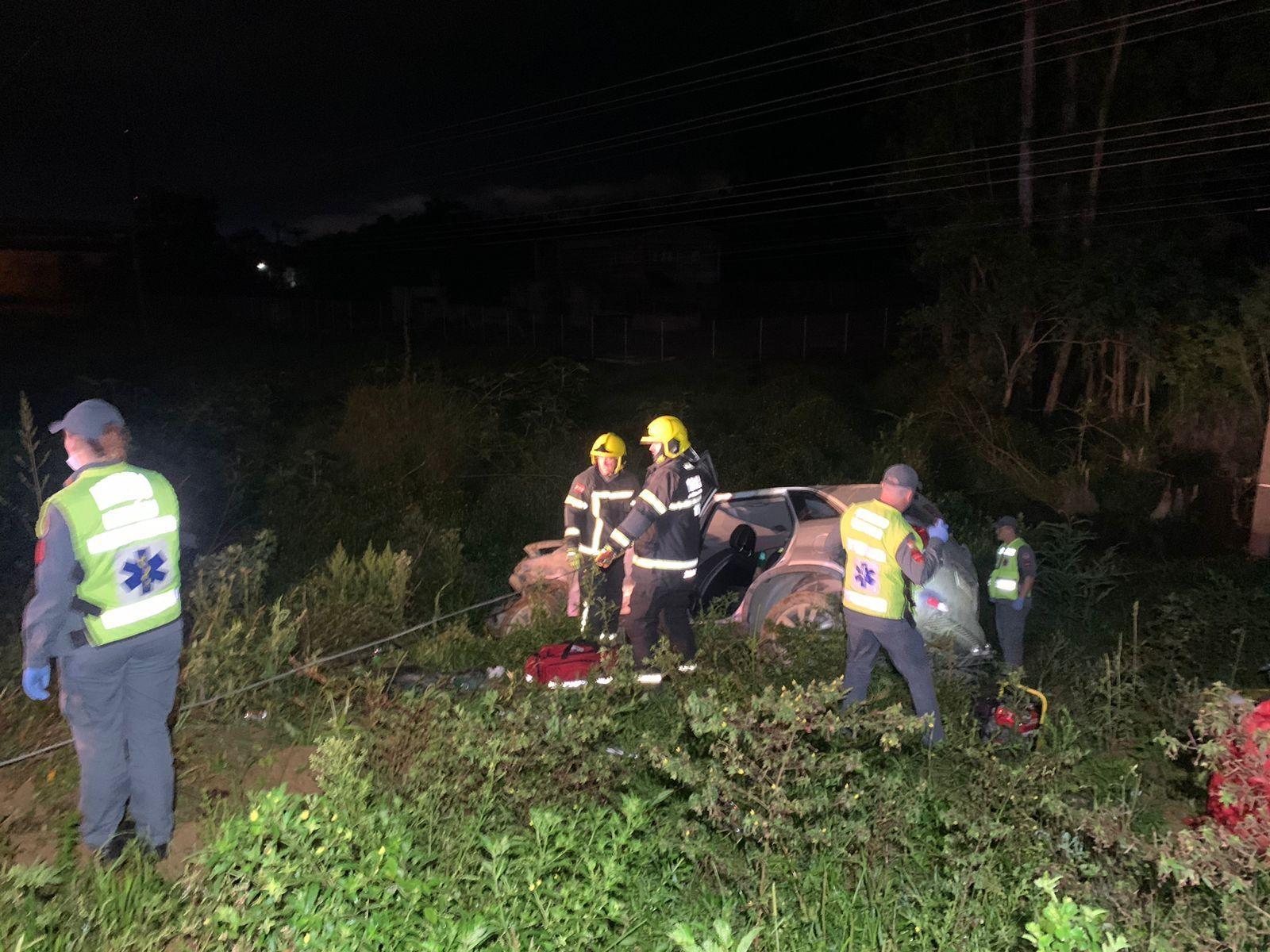 Bombeiros realizam resgate após capotamento de veículo na BR-470 em Rio do Sul