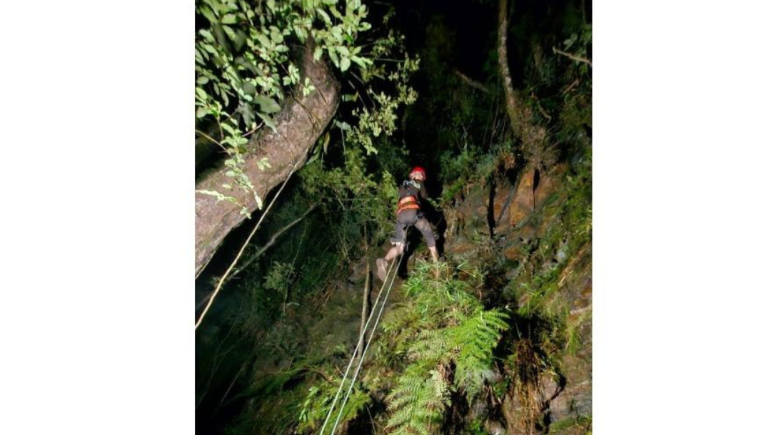 Bombeiros resgatam homem que caiu de penhasco em Imbuia