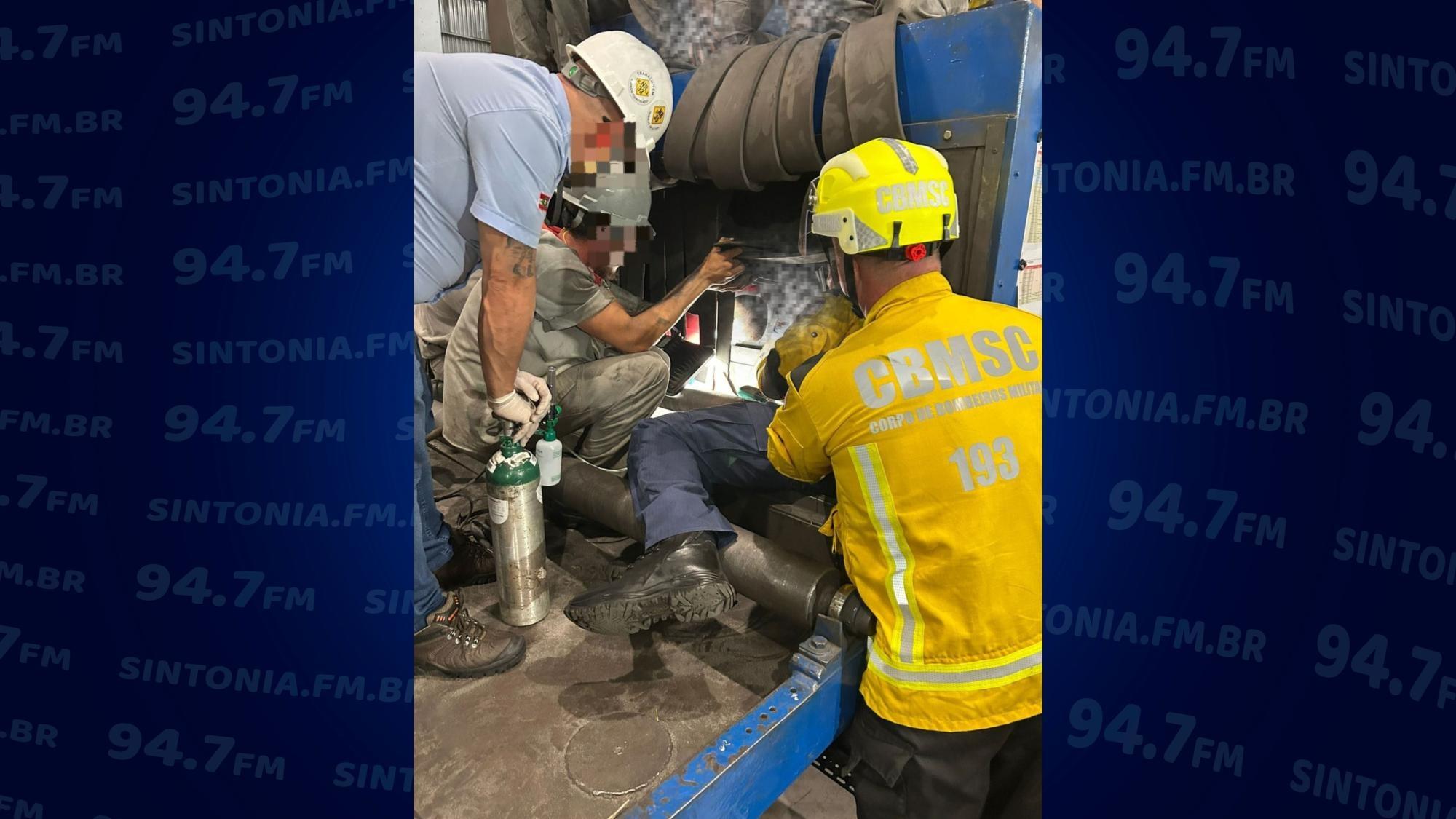 Bombeiros resgatam trabalhador preso em máquina industrial em Rio do Sul