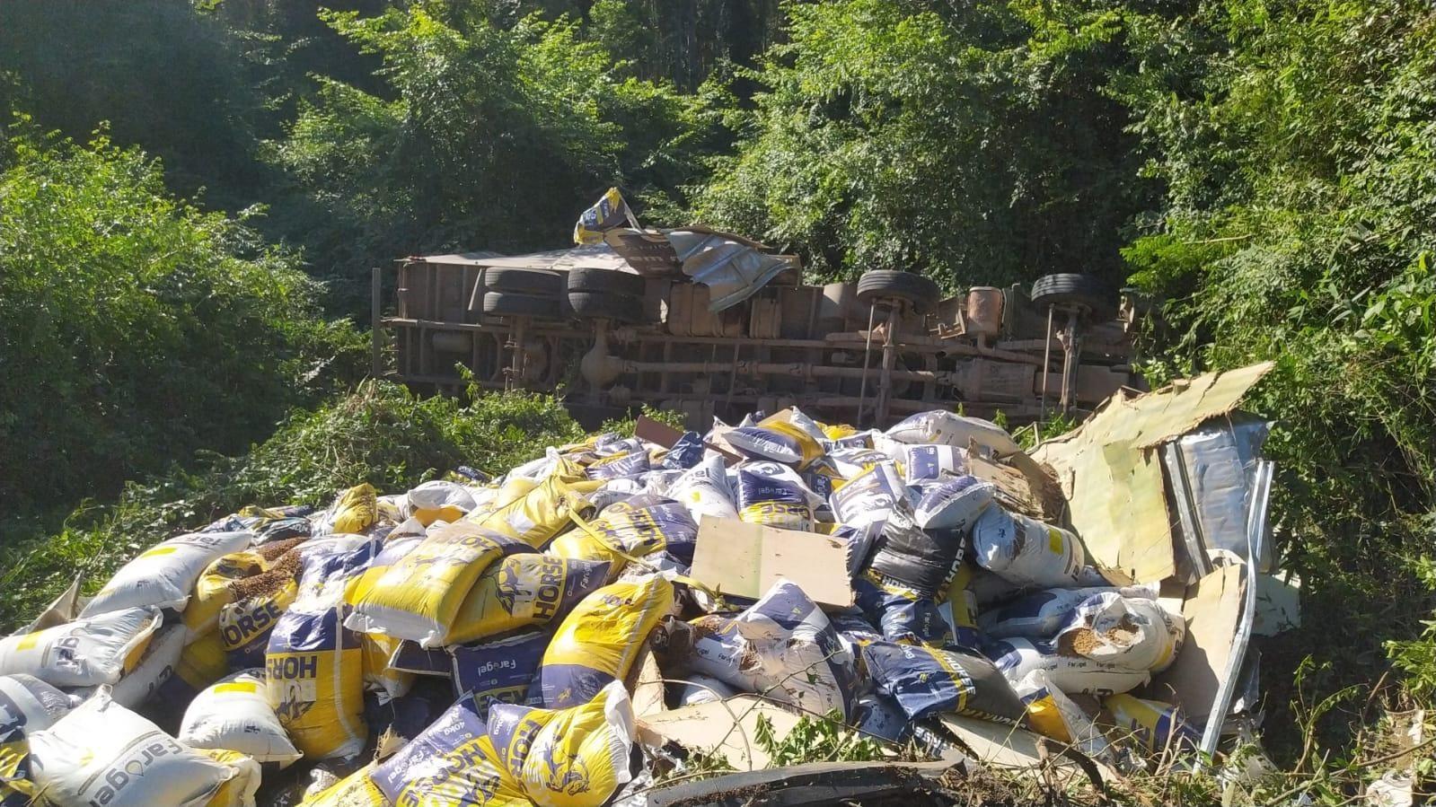 Bombeiros Voluntários de Presidente Getúlio auxiliam em grave acidente na Serra Cambará, em Vitor Meireles