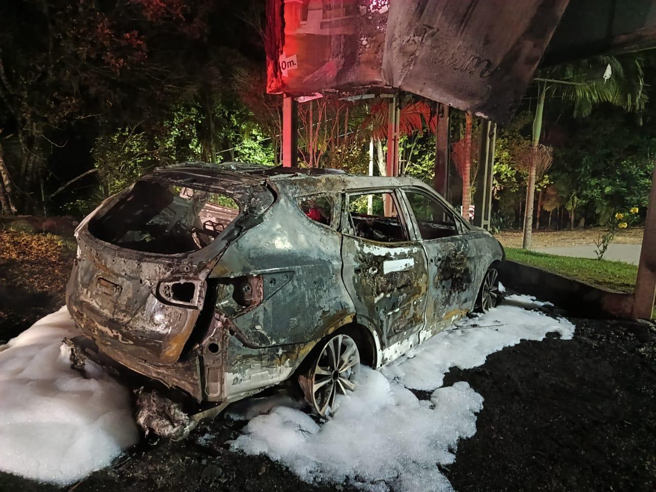 Bombeiros Voluntários de Presidente Getúlio combatem incêndio em veículo em Dona Emma
