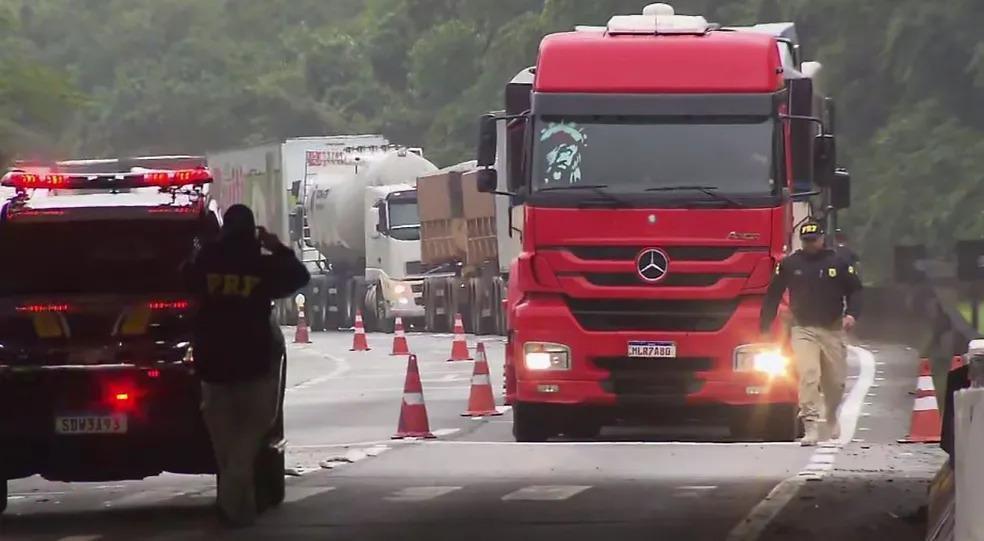 BR-376 é parcialmente liberada no Paraná após 9 dias de interdição completa e duas mortes no acidente dia 28 de novembro