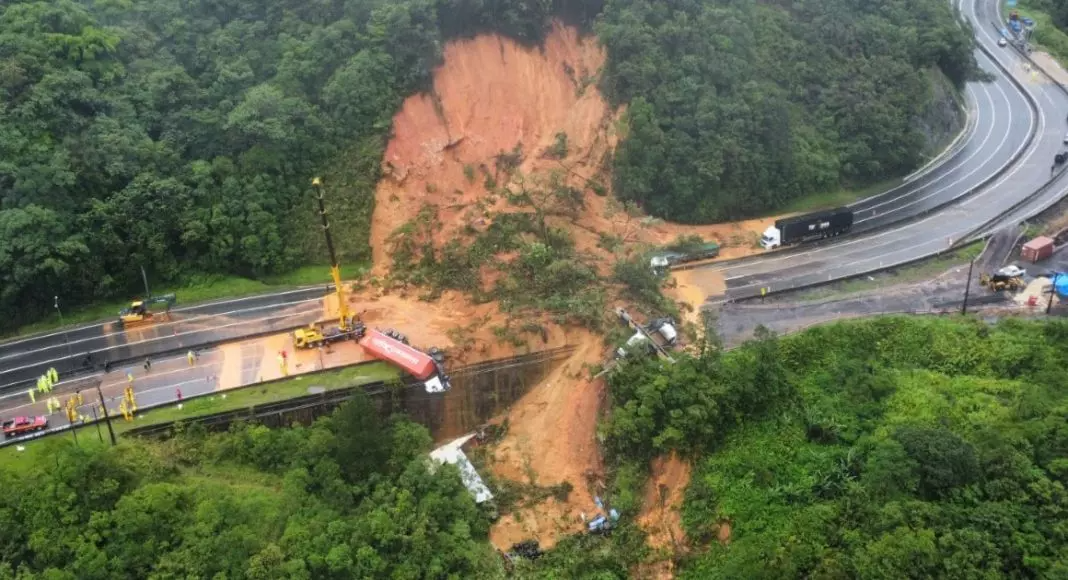 BR-376: Primeiro dia de buscas tem resgate de seis pessoas e duas mortes confirmadas
