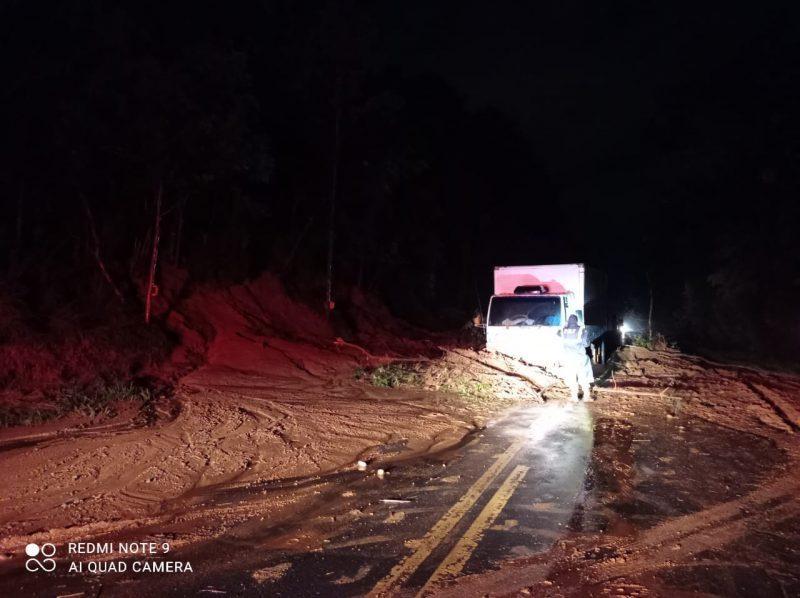 BR-470 é interditada em ao menos dois pontos após temporal