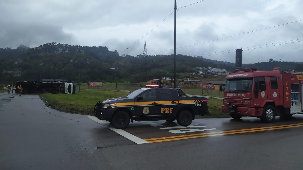 BR-470 em Ibirama está interditada nos dois sentidos após uma carreta, carregada com produto perigoso, tombar