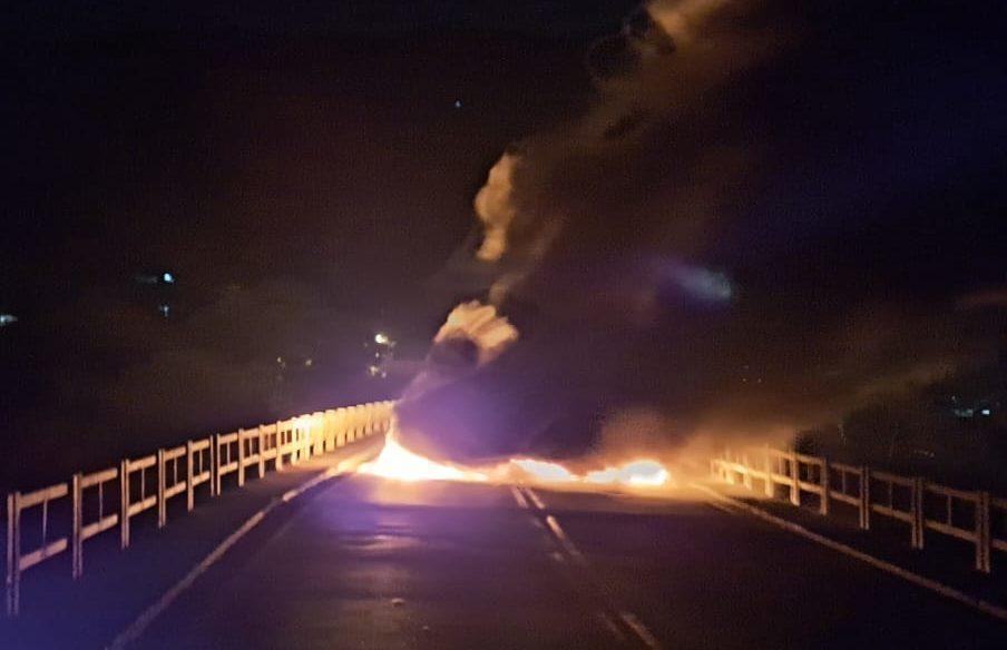 BR-470 entre Ibirama e Apiúna é interditada após vândalos atearem fogo em pneus sobre a ponte