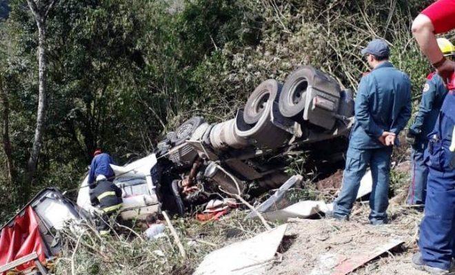 BR-470: motorista perde a vida após tombamento de caminhão