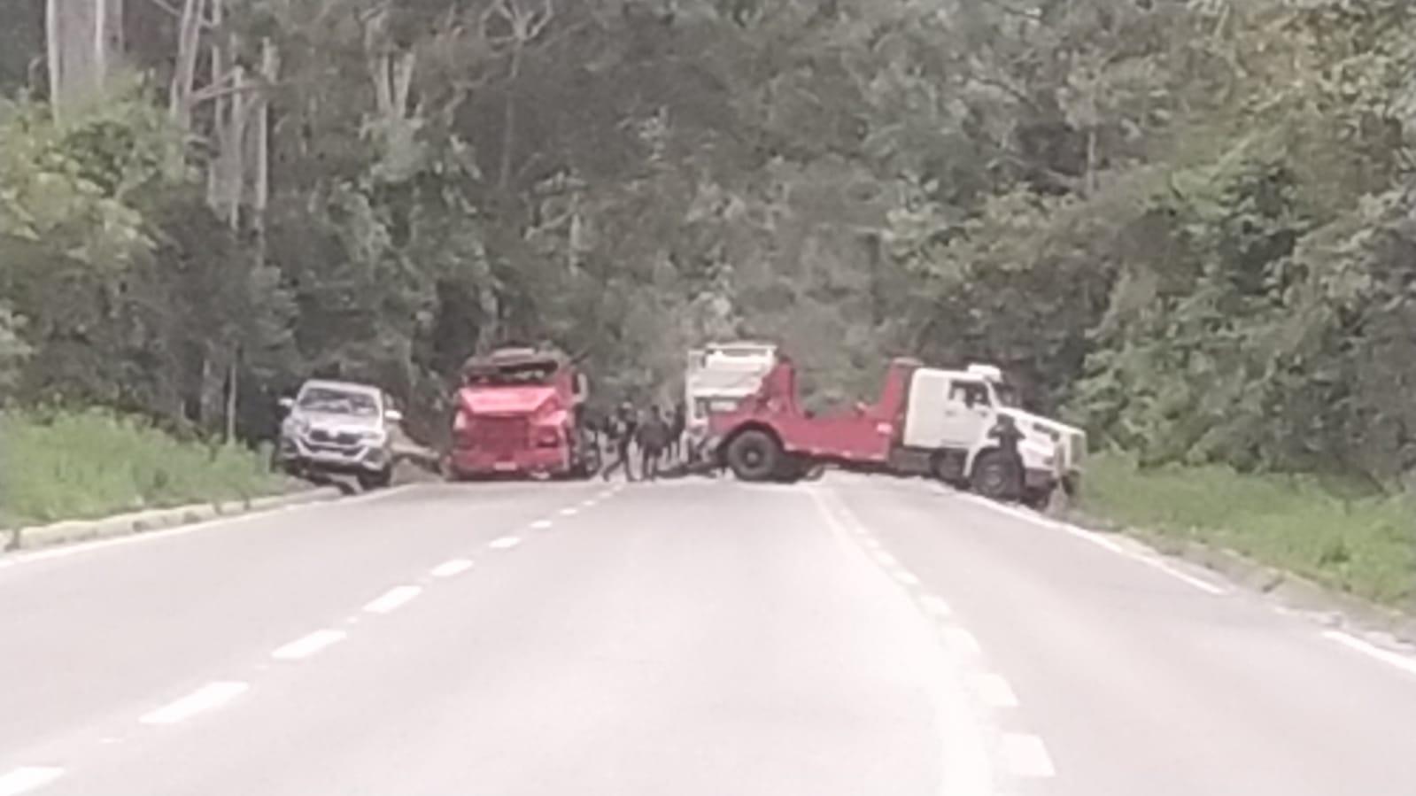 BR-470 tem três caminhões tombados entre Lontras e Ibirama nesta terça (9) e PRF pede atenção no trecho