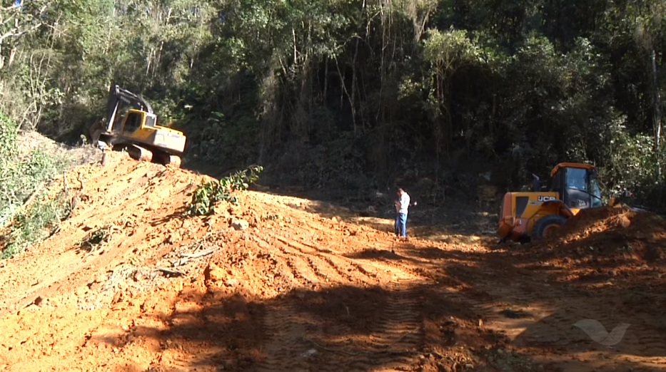 Britador da pedreira de Aurora quebra e prejudica serviços de melhorias nas estradas do município