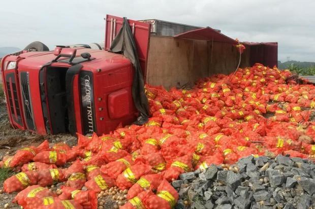 Carreta carregada de cebolas tomba na BR-470 em Gaspar