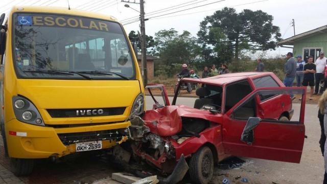 Acidente entre micro ônibus e carro na Bela Vista em Ituporanga