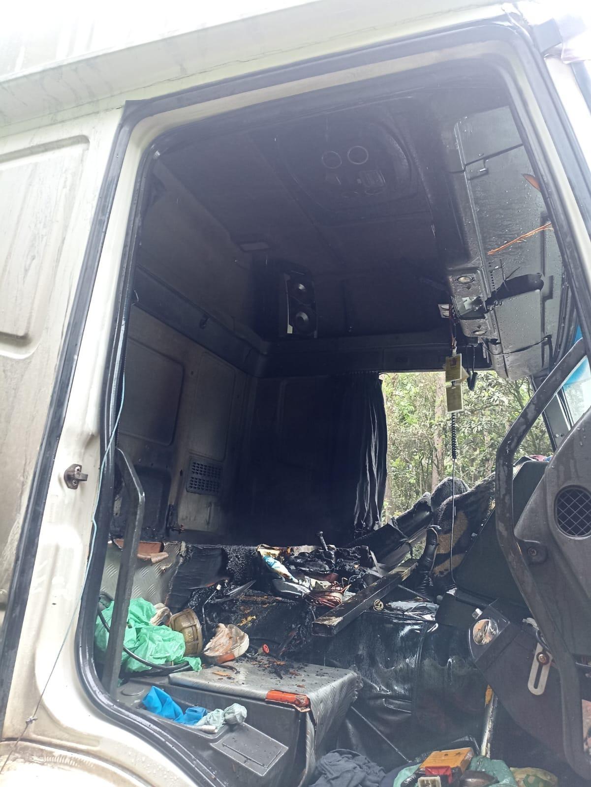 Cabine de carreta é consumida pelo fogo na BR-470