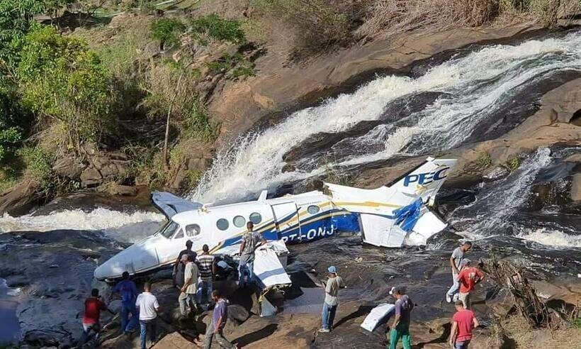 Cai avião com a cantora Marília Mendonça