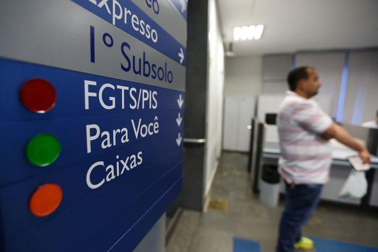 Caixa antecipa calendário para saques de até R$ 500 do FGTS 