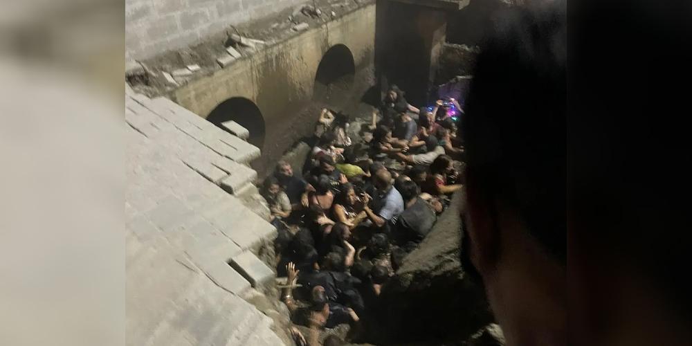 Calçada cede e pessoas caem no rio Cachoeira em abertura do Natal em Joinville