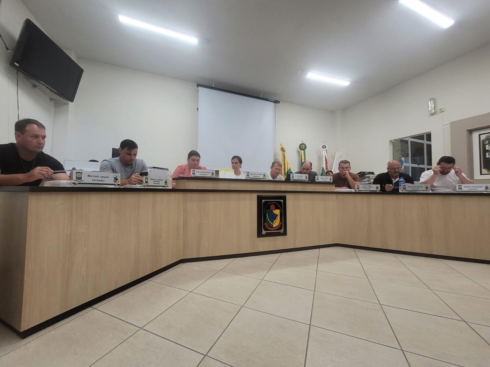 Câmara de Aurora recebe projeto que propõe contratação de farmacêutica e assistente odontológico