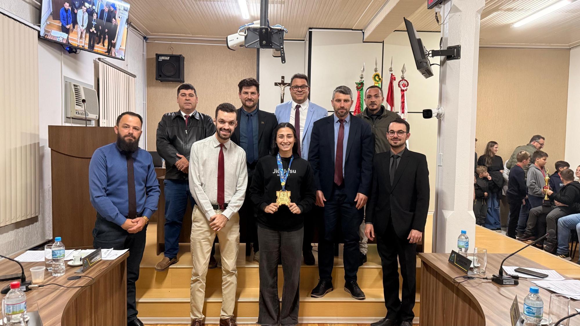 Câmara de Bom Retiro homenageia futsal e campeã sul-americana de jiu-jitsu