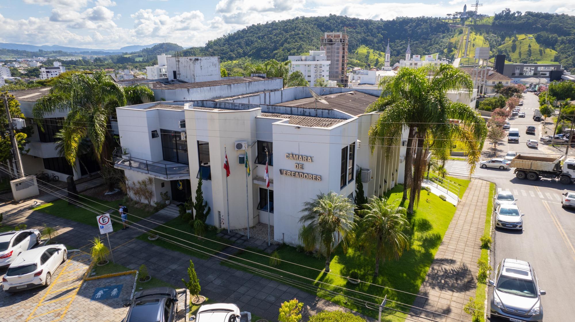 Câmara de Ituporanga aprova reajuste salarial e dá posse a suplente de vereador