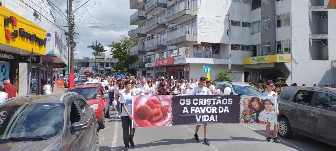 Caminhada em prol da vida reúne centenas de pessoas em Ituporanga