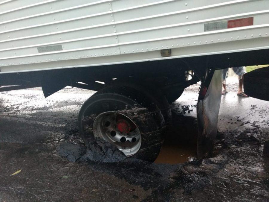 Caminhão cai em buraco na BR-470 em Lontras