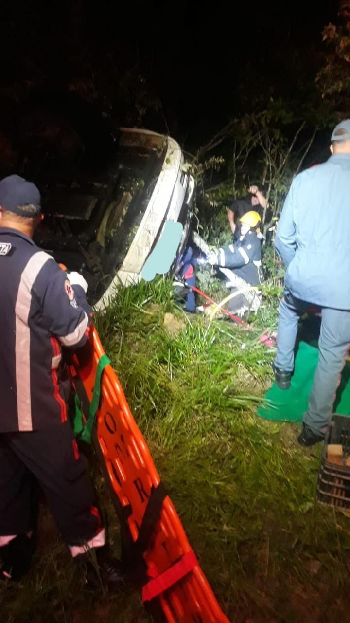 Caminhão capota na BR-282 em Alfredo Wagner 