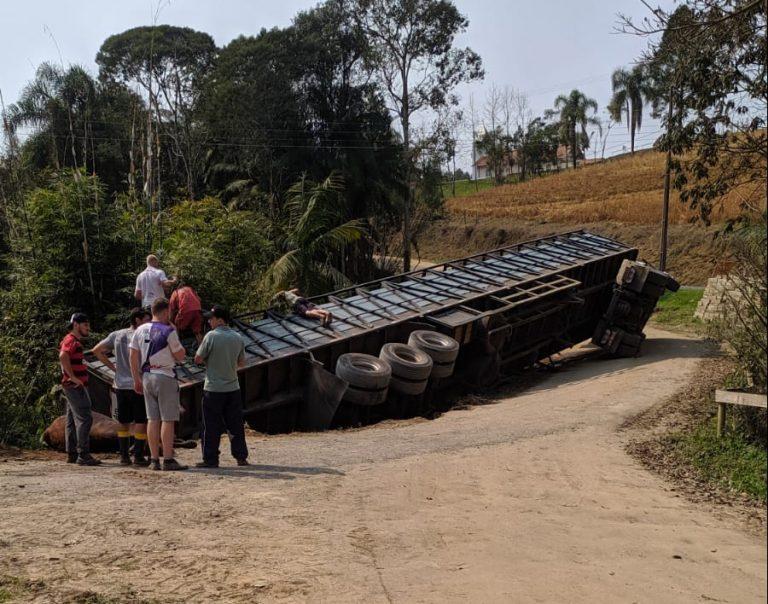 Caminhão carregado com bois tomba no Alto Vale 