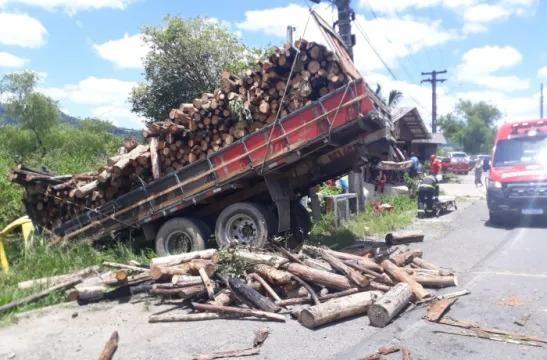 Caminhão carregado com toras sai da pista e quase cai em ribanceira em Rio do Sul