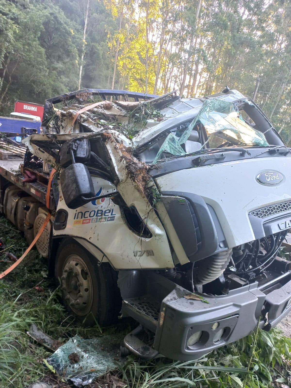 Caminhão carregado de bebidas tomba em Leoberto Leal e três pessoas ficam feridas