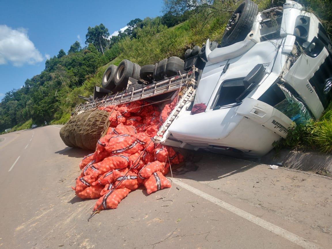 Caminhão carregado de cebola tomba na Serra da Bela Vista em Ituporanga 