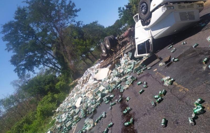 Caminhão carregado de cerveja tomba e espalha carga em rodovia em Santa Catarina 