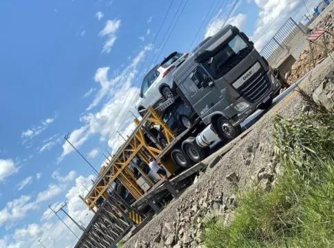  Caminhão-cegonha encalha na ponte do exército em Pouso redondo 