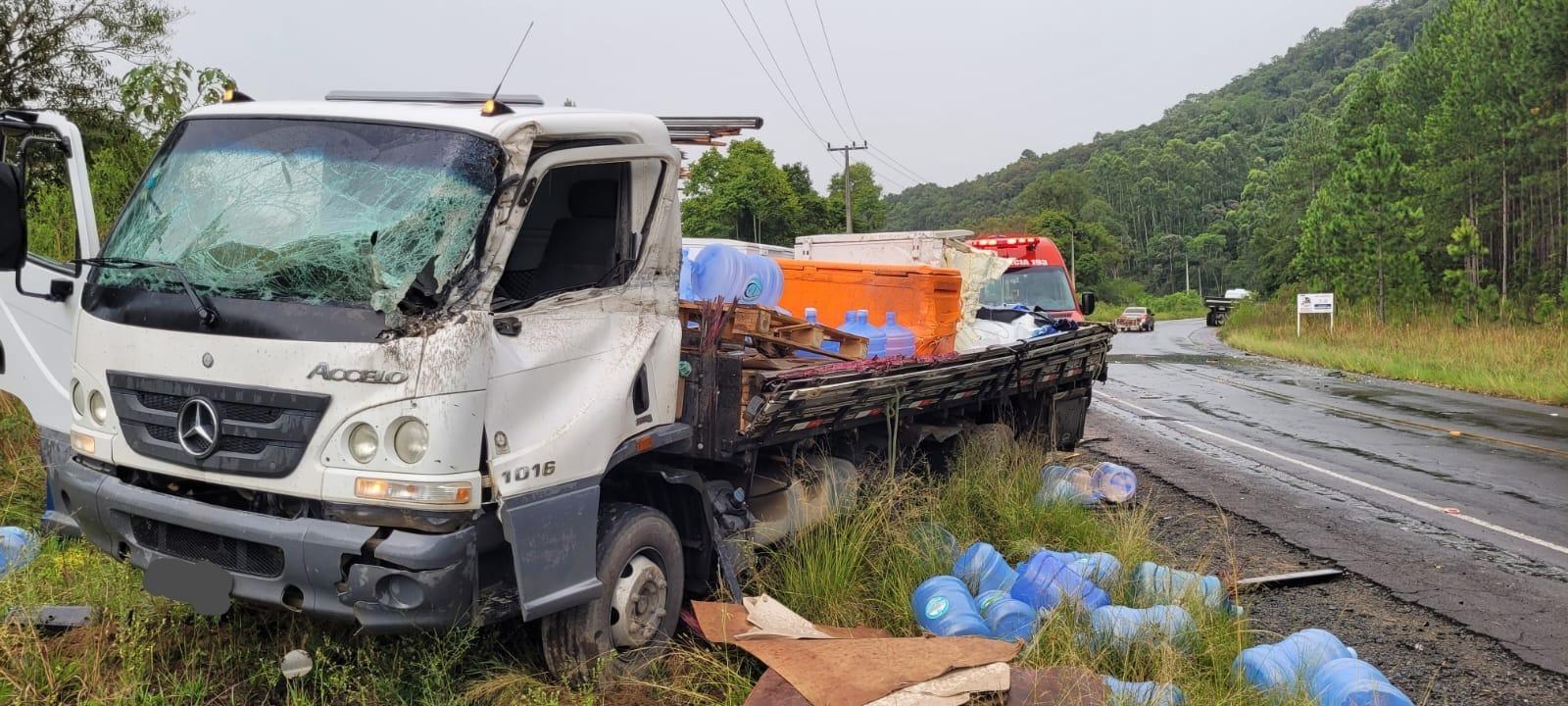 Caminhão colide em carreta e uma pessoa fica ferida na SC-350 
