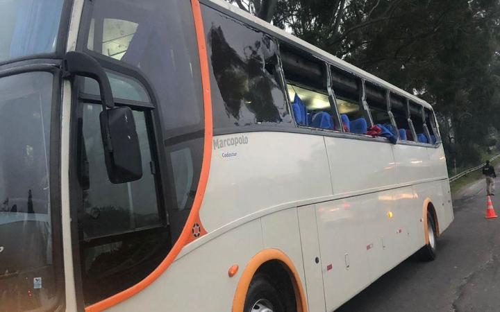  Caminhão colide em ônibus de estudantes e foge 
