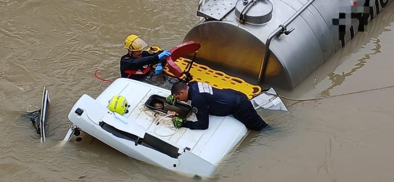 Caminhão com 3 mil litros de leite cai em rio e motorista fica preso na cabine em Ituporanga