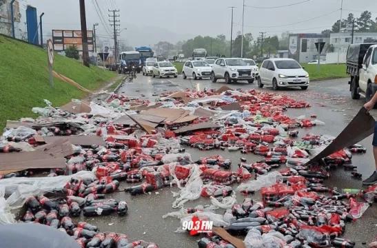 Caminhão com refrigerantes tomba na BR-470 e carga é saqueada