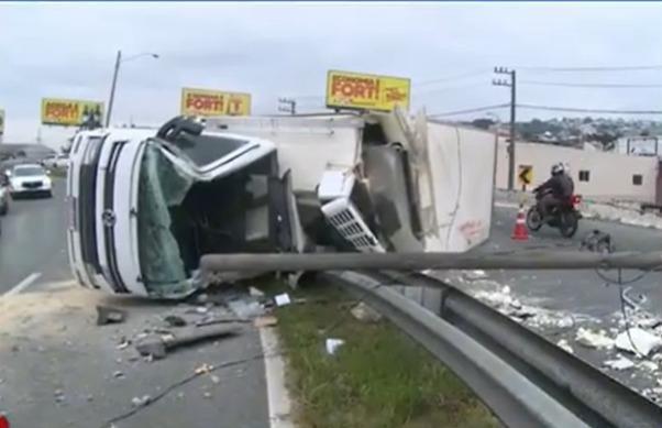 Caminhão de Frigorífico de Imbuia tomba na BR-101