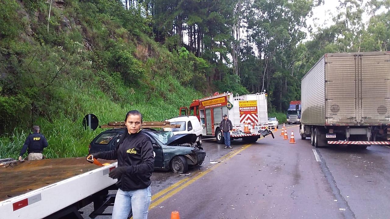 Caminhão de Petrolândia e dois carros se envolvem em acidente na BR-470