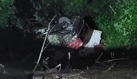 Caminhão de Rio do Sul cai em ribanceira na BR-470