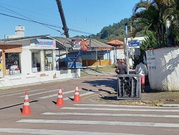 Caminhão derruba semáforo no Centro de Ituporanga