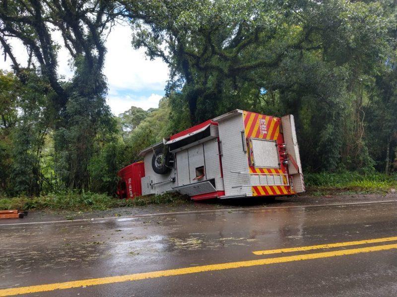 Caminhão do Corpo de Bombeiros sai da pista e capota durante ocorrência na BR-470