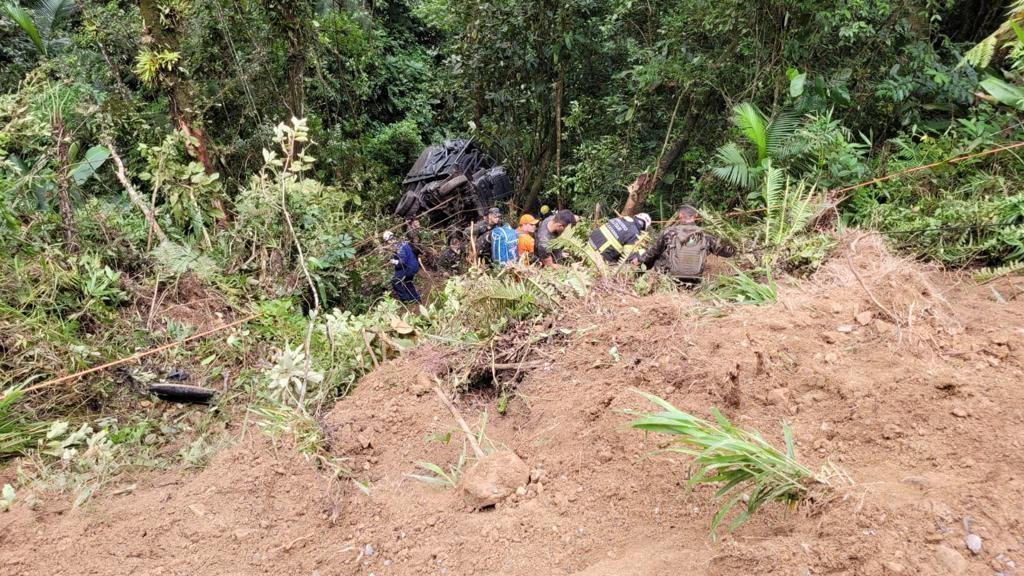 Caminhão do Exército cai de ribanceira no Vale do Itajaí