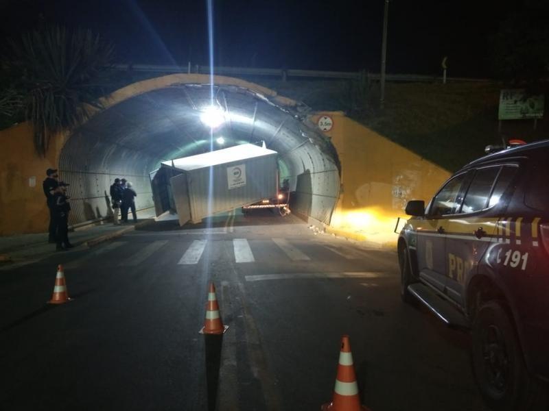 Caminhão fica preso em túnel de Rio do Sul e interdita trânsito por duas horas