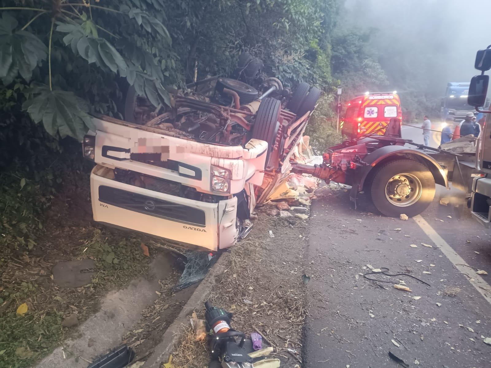 Caminhão frigorífico capota em barranco  e uma pessoa fica ferida